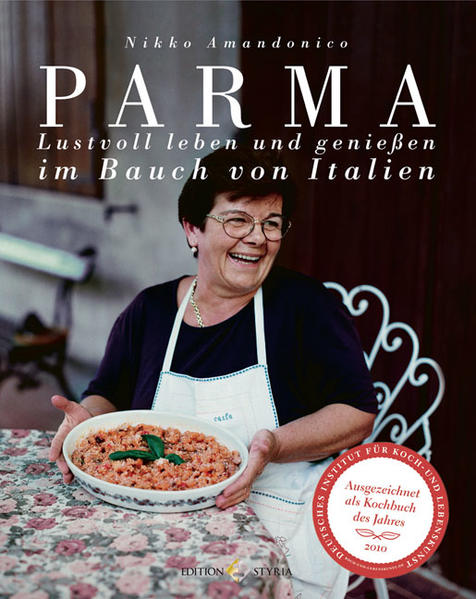 Aus Parma kommen all die Köstlichkeiten, die die italienische Küche in der ganzen Welt berühmt gemacht haben: Parmigiano-Reggiano, Prosciutto di Parma, Culatello di Zibello, Salame di Felino. Parma wurde im 18. Jahrhundert in einem Atemzug mit Paris genannt. Sie war die 'Petite Capitale', eine Stadt mit einer glanzvollen Vergangenheit. Parma ist aber auch eine Stadt mit vielen schönen Bars, mit zahlreichen Ristoranti, in denen lustvoll und üppig gegessen wird. Nikko Amandonico hat sich in die Stadt am Parmafluss verliebt. Mit seinem humorvollen und informativen Text, begleitet von den zauberhaften Fotos von Ewa-Marie Rundquist, zeichnet er das Portrait einer Stadt, die - neben Bologna und Modena - die meisten pezzi di buon gusto, die meisten Delikatessen bietet. 60 Rezepte der klassischen italienischen Menüfolge lassen den Leser teilhaben an einer Küche, die zu den besten der Welt