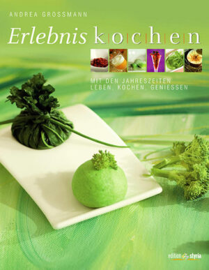 Wiener Schnitzel in Tokio, Bouillabaisse in München, Linzer Torte in New York - wer kennt ihn nicht, diesen öden internationalen kulinarischen Alltag, der, wie Andrea Grossmann meint, fundamental gegen eine Grundregel verstößt: Unser Essen sollte authentisch sein, Herkunft und Geschmack der Zutaten mit der Umgebung übereinstimmen. In ihrem neuen Kochbuch spürt sie mit viel Feingefühl genau diesen Zusammenhängen zwischen Natur und Kultur, Essen und Brauchtum nach: Indem sie das Jahr in 6 „Jahreszeiten“ zu je 2 Monaten aufteilt, gelingt es ihr, die einzelnen Lebensmittel exakt diesem Rhythmus zuzuordnen und aus ihnen ganz spezielle, aber immer mit traditionellem Hintergrund ausgestattete Gerichte zu kreieren. Entstanden sind so sechs zauberhafte Kapitel, die nicht nur zum Nachkochen einladen, sondern auch viel „altes Wissen“ neu interpretieren und auf charmante Weise unterhalten - sie zeigen Traditionelles im neuen Licht und erklären, warum das Farbenspiel der Jahreszeiten einen so großen Einfluss auf Körper und Seele hat. Jeder Abschnitt beinhaltet neben den Rezepten eine ausführliche Auseinandersetzung mit den dafür benötigten Zutaten mit Augenmerk auf die „richtige“ Erntezeit sowie interessante und wissenswerte Zusatzinformationen. Die sechs Jahreszeiten: TRAUMTÄNZER Jänner/Februar FRÜHLINGSERWACHEN März/April SCHMETTERLINGE IM BAUCH • Mai/Juni SOMMERNACHTSTRAUM Juli/August HERBSTSPAZIERGANG September/Oktober KAMINFEUER November/Dezember