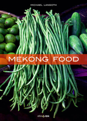 Der Mekong, die „Mutter des Wassers“, ist die Lebensader Südostasiens. Mit einer Länge von fast 5.000 Kilometern und einem Einzugsgebiet so groß wie Deutschland und Frankreich zusammen, gehört der Mekong zu den größten Fluss-Systemen der Erde und ganz sicher zu den unberührtesten. Weitgehend unverbaute Ufer, keine nennenswerte Industrie und gerade einmal eine Handvoll Brücken insgesamt. Bis jetzt! Denn schon hat der Bau von Kraftwerken am Oberlauf begonnen. Noch kann man am Mekong eine einzigartige Lebenswelt beobachten, die von modernen industriellen Einflüssen wenig berührt ist. Landwirtschaft, Handel und Kochkunst verbinden sich miteinander in natürlicher Harmonie. „Mekong Food“ ist eine Momentaufnahme der kulinarischen Kulturen am großen Strom Mae Nam Khong. Die Menschen an seinen Ufern leben mit ihm und durch ihn. Das Buch zeigt, wie die Menschen ihre Lebensmittel produzieren und warum man hier so gut kocht. Es gibt Einblick in die verschiedenen Kochtechniken und die unglaubliche Vielfalt einer der besten Küchen der Welt. Detaillierte Rezepte zeigen, worum es bei dieser Kochtradition geht und welchen Nutzen man daraus für den eigenen Haushalt und Küchenalltag ziehen kann.