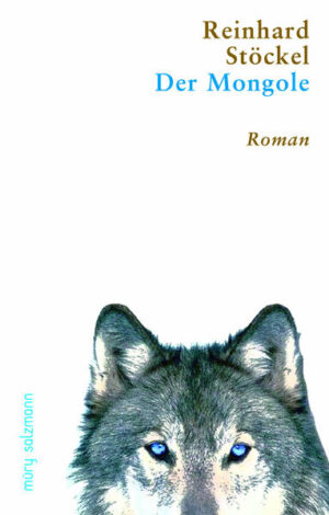 Fahrerlose Züge oder Drohnen, die schwere Einkaufstaschen in der Luft nach Hause befördern (und dabei schon mal von frechen Spatzen gekapert werden): Wir schreiben das Jahr 2025, als Radik, ein Mann um die 30, an einen verlassenen Flecken Deutschlands unweit der polnischen Grenze reist, um im Auftrag seines Professors Wölfe zu beobachten. Seine wahre Leidenschaft aber gilt dem Sonnentau, den er in den Lausitzer Mooren zu finden hofft. Die Suche nach dieser seltenen fleischfressenden Pflanze gerät dabei zur geheimnisvollen Reise zu Radiks Wurzeln: Sie führt in die politisch bewegte Zeit der 1990er-Jahre, als die Deutsche Larissa und der desertierte Sowjetsoldat Sayan, wegen seiner tuwinischen Abstammung der Mongole genannt, eine tragische Liebesgeschichte durchlebten ... Es ist der fesselnde Plot dieser deutsch-russischen Romeo und Julia-Variation, es sind die Einblicke in die tuwinische Ethnie genauso wie die herrlich skurrilen Szenen der schönen neuen Welt, die Reinhard Stöckels neuen Roman zum Lese-Ereignis machen. Ganz nebenbei besticht "Der Mongole" durch die präzis gesetzte Sprache, die den Autor als ganz großen Erzähler ausweist.