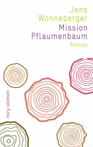 Ein Dorf, irgendwo im ehemaligen Osten, dreißig Jahre nach der Wende. Kramer, ein Bibliothekar Mitte fünfzig, ist soeben angekommen, um seine Tochter Justine zu besuchen. Seit Jahren ist das Verhältnis zwischen ihnen nicht das beste. Mit ihrem Mann hat Justine ein altes Haus gekauft, einen wunderschönen Obstgarten inklusive, wäre da nicht der abgestorbene Pflaumenbaum. Auf dem Weg zum Haus, dort, wo einmal die Bandweberei gestanden hat, lässt sich Kramer von einem alten Kauz, Rottmann, in ein Gespräch verwickeln, das ihn sogleich tief in die Dorfgeschichte hineinzieht. Rottmann klagt über alles und jeden, auch bei ihren weiteren Begegnungen, nicht selten mit Argumenten, die Kramer von den Pegida Demonstrationen zu kennen glaubt. Dennoch beginnt er sich für das Leben des Alten und das Dorf zu interessieren. Beim Zuhören merkt er, wie wenig er von seiner Tochter und sie von ihm weiß. Durch Rottmann angeregt, fängt auch er an zu erzählen ... "Mission Pflaumenbaum" ist Jens Wonnebergers bisher politischstes Buch. Es wäre freilich nicht Wonneberger, wenn die Worte nicht kostbar gewebt und von großer Poesie wären. Eine Dorfgeschichte der subtilsten Art!