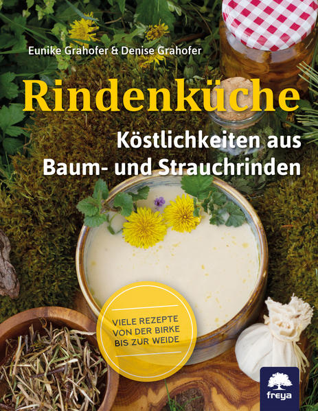 Alte Sprüche wie: „Fohra-Brot (Föhrenbrot) lindert Hungersnot,“ oder „Buchenrinde noch so klein, mahle dir zu Mehle fein, mache daraus gutes Brot, so hast du Speise in der Not“ erzählen von der einstigen Verwendung der Rinden der Bäume und Sträucher als sättigende „Not“-Nahrung, als Mehlersatz und als Energielieferant. Die Innenseite der Rinde enthält wertvolle Mineralstoffe und Vitamine - was einst Notnahrung war, ist für uns heute eine nahrhafte Köstlichkeit. Liebevoll haben die beiden Autorinnen, Kräuterpädagogin Eunike Grahofer und Köchin Denise Jacqueline Grahofer, in diesem Buch altes Wissen mit moderner, bewusster Küche vereint! Nach der traditionellen, heiligen Zahl werden Rinden von 9 heimischen Bäumen nach Geschmack, Verwendungszeiten, Volkswissen, alten Sprüchen wie „Rosenrindenessig-Kur tut gut Darm, Haut und Figur“ und Rezepten erklärt. Jeweils mit Vorspeisen, Hauptspeisen, Nachspeisen und Getränken zu den jeweiligen Rinden - von Birkenrindennudeln, Pappelrindenmehl, Buchenrindengemüsetaler, Kieferrinden-Frühlingsrollen, Joghurt-Topfentorte mit Johannisbeerrindengelee, Forelle in Weidenrindensud bis Lindenrinden-Limonade. Dieses Buch ist eine Fundgrube für einzigartige und raffinierte Köstlichkeiten!