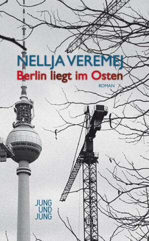 Aus einem kaukasischen Städtchen über Leningrad bis nach Berlin führt das grandiose Roman-Debüt von Nellja Veremej, das seine geographischen und kulturellen Motive schon im Titel trägt. 'Berlin liegt im Osten' heißt das Buch, in dem von den städtischen Enklaven russischer Migranten ebenso farbig erzählt wird wie von Provinzkindheiten in der ehemaligen Sowjetunion. Das Berlin dieses Romans, der rund um den Alexanderplatz spielt, hat seine Reservate der Einsamkeit und der Lebensfreude, und es wird durch die unnachahmliche Stimme einer Ich-Erzählerin lebendig, die den nur scheinbar unspektakulären Beruf einer Altenpflegerin ausübt. Durch sie hindurch wandern die Lebensgeschichten der Klienten und verbinden sich mit ihrer eigenen Biografie. Darin gibt es neben dem aberwitzigen, fast surrealen Osten auch ein Deutschland, in dem diese Frau endgültig anzukommen versucht. 'Berlin liegt im Osten' lebt von der zarten Zuneigung der Autorin zu ihren Figuren, der Roman entwirft ein großes Panorama aus Geschichten und Geschichte, und er handelt vom Anfang allen Erzählens: von der Erinnerung.