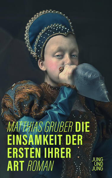 "Sie ist vierzehn und wäre gerne wie andere Mädchen, vor allem schön. Doch Arielle hat kaum Haare am Kopf, mit ihren Zähnen stimmt was nicht, und obwohl Sommer ist, kann sie nicht schwitzen. Die Nachmittage verbringt sie mit ihrem Vater in den Wohnungen von Verstorbenen, um diese auszuräumen und das Brauchbare vom Müll zu trennen. Während er am Abend weggeworfene Festplatten nach Kryptogeld durchsucht, wühlt sie sich auf alten Handys durch fremde Existenzen - bis sie eines Tages auf Pauline stößt und die Fotos, die sie auf dem Telefon des unbekannten Mädchens findet, ins Internet hochlädt. Die Herzen fliegen ihr zu, auch das von Erich. Aber während ihr bald alles zu viel wird, findet ihre psychisch labile Mutter Gefallen an der ungewohnten Aufmerksamkeit und will den Kanal nutzen, um ihre ganz eigenen Träume zu verwirklichen. "