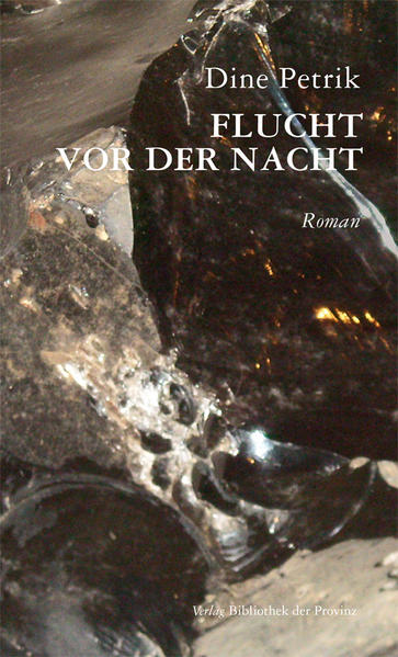 Er schluckte an seiner Wut, setzte kräftig nach. Über das leere Glas hinweg schielte er nach der Flasche. Ein dreister, zugleich infantiler Versuch der Annäherung. Eine Nähe, die nicht zu erreichen war. Er hatte sich längst entfernt, er war nicht da, er stand bloß herum. Ödes Geschwätz, was zum Teufel mache ich denn da. Mehr als ein Hm oder Aha hatte er sich bislang nicht abringen lassen. Weg da, raus, dachte er, während er sein Glas auffüllte. Sein Augenmerk galt dem schweren, ockerfarbigen Vorhang, der die halbe Zimmerfront von der Decke herab bis zum Parkett abdeckte. Schon war er, mit dem rechten Knie heftig gegen die Lamellen eines Heizkörpers stoßend, hinter dem Vorhand verschwunden. Einen Fluch zerbeißend, streifte er an der Fensterverglasung entlang: Na also, hier geht es raus. Aber nichts, der Türhebel in seiner Hand war nicht zu bewegen.