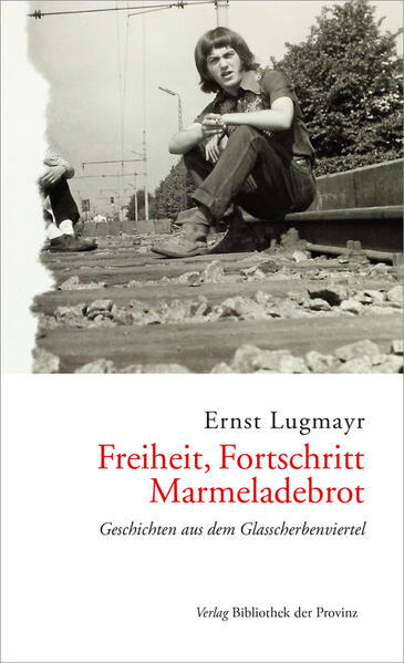 Die Erlebnisse des Hausmeistersohnes Ernst öffnen ein Zeitfenster, von Beginn bis Ende der 1960er Jahre. Schauplatz ist der Sozialbau LAWOG, das Personal sind einfache Menschen am äußeren Rand einer Kleinstadt. Wohngegenden, die sich außerhalb eines Stadtrandes befinden, werden im Allgemeinen gerne als „Glasscherbenviertel“ bezeichnet. Meist sind dies Standorte sozialer Wohnbauten, umgeben von Fabriken, Industriestandplätzen, Schutthalden und anderem Müll. Auch das Gebiet rund um das alte Bahnhofsgebäude in Grieskirchen, einer 5000-Einwohnerstadt ländlicher Prägung im Herzen Oberösterreichs, kam in den sechziger Jahren zu dieser abschätzigen Bezeichnung. Das Bahnhofsviertel wurde in ein „Glasscherbenviertel“ umgetauft. Nicht offiziell, versteht sich. Die Geschichten aus dieser Gegend sind wahre Begebenheiten, jedoch mit zum Teil geänderten Namen von Personen. Es sind Anekdoten und banale Alltags­geschichten aus längst vergangener Zeit, Ereignisse, die mit großer Wahrscheinlichkeit niemals in die Geschichte der Menschheit eingehen werden. Viel zu gewöhnlich, viel zu unbedeutend würden Historiker sie beurteilen, um sie auch nur in einer kleinen Aufzeichnung der Nachwelt zu erhalten. Für den Autor hingegen waren sie allesamt einzigartig und gut genug, um sie niederzuschreiben, auf Papier zu bringen und das Geschehene doch nicht in Vergessenheit geraten zu lassen. Vielmehr noch sollte in diesem Zusammenhang das trügerische Bild ehrbarer Menschen ins rechte Licht gerückt werden. Von sogenannten Autoritätspersonen, die sich in Ausübung ihrer Pflicht an minderjährigen, wehrlosen Schülern gewaltsam vergriffen hatten und sich körperliche Züchtigungen selbst legitimierten. Durch das Einbinden der Comic-Sprache in die Erzählungen soll das Geschehene, um es mit einem möglichen Schundheftel-Titel zu formulieren, als eine „Späte Rache“ an den brutalen Übeltätern wahrgenommen werden. (Ernst Lugmayr, „Das Wort zum Buch“)