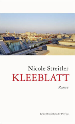 Kleeblatt kreist um vier Hauptfiguren: Konrad, Marie, Tobias und Adele, die alle ein ausgeprägtes Faible für Literatur haben. Sie bilden nicht nur beziehungsmäßig ein Kleeblatt, sondern auch ideologisch, sind sie doch federführend an der Organisation einer Demonstration beteiligt, die das politische Leben im Österreich der späten 2010er-Jahre entscheidend beeinflusst. Nicht zuletzt ist das Buch auch ein Wien-Roman, der die Sinnlichkeit der Donau-Metropole und die Lebenskonzepte von middle-class-Mittvierzigern nachempfinden lässt.