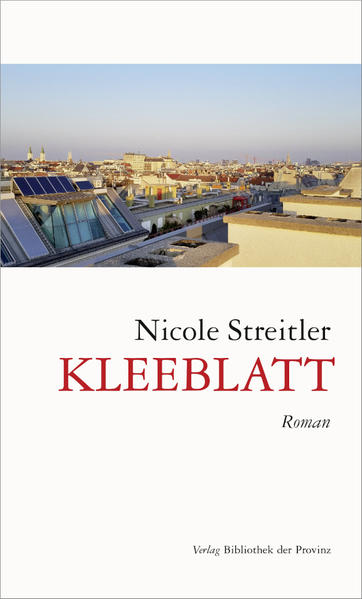 Kleeblatt kreist um vier Hauptfiguren: Konrad, Marie, Tobias und Adele, die alle ein ausgeprägtes Faible für Literatur haben. Sie bilden nicht nur beziehungsmäßig ein Kleeblatt, sondern auch ideologisch, sind sie doch federführend an der Organisation einer Demonstration beteiligt, die das politische Leben im Österreich der späten 2010er-Jahre entscheidend beeinflusst. Nicht zuletzt ist das Buch auch ein Wien-Roman, der die Sinnlichkeit der Donau-Metropole und die Lebenskonzepte von middle-class-Mittvierzigern nachempfinden lässt.