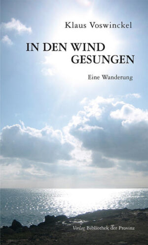 Beiß in die Freude, vor Übermut, schmeck sie am Gaumen nach und lass sie dir im Mund zergehen. Nachts werden wir wirr in den Kissen liegen vor Träumen. Monde rollen uns über die Augen, und wir bringen sie nicht zur Ruhe. Gehorsam dauert die Zeit, und die Mohnkapseln springen auf in den Stunden. Uns blühen die Worte aus den Lippen, bis ein Name daraus geworden ist. Die Zunge wendet den Sinn. Selbst die Finsternis zerreißt uns zwischen den Atemzügen. Warte nur ab. Das Denken kommt aus der Sonne. „Meine Lieder gehen in Prosa. Meine Verse gehen zu Fuß.“ Klaus Voswinckels Wanderung über die Hügel, entlang der Küste, durch den Sommer und durch ein Leben ist voll Zwiesprache und geheimer Wendungen. Jeder Schritt zählt, und jeder tritt über Sprünge im Ton und im Tonfall hinweg in Beziehung mit dem nächsten. Das Schwere und das Leichte, Ernst und Unernst - bis hin zum Nonsens - finden zueinander und kommen in eine Schwebe. Es sind Prosagedichte, die Klaus Voswinckel hier schreibt. In seinen Romanen und Geschichten war immer schon die Grenze zwischen Poesie und Prosa fließend. Hier wird das Sprechen freie, ungebundene Rede: Es gilt die genuine Äußerung des Moments, in der die Dinge zueinanderfinden. Was geschieht, ist jedes Mal wieder ein Neubuchstabieren der Welt. Und nebenher, aber unverkennbar, Schritt für Schritt, ist diese Wanderung auch eine Liebesgeschichte - oder eine Geschichte über die Liebe.