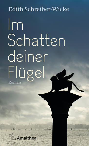 1943: Lilly Salomon lebt unerkannt inmitten der verwinkelten Gassen der Serenissima. Ihre Vergangenheit als Opernstar liegt hinter ihr - und lässt sie doch nicht los. Als sie dem Maler Mario de Silva wiederbegegnet, lässt die Liebe sie für kurze Zeit den drohenden Schatten des Nationalsozialismus vergessen. Doch dieser rückt unaufhaltsam näher, als sie die Aufmerksamkeit eines einflussreichen Mannes auf sich zieht. Viele Jahre später ist ein Enthüllungsjournalist dem Schicksal Lilly Salomons auf der Spur. Seine Recherchen führen ihn tief hinein in eines der dunkelsten Kapitel der Geschichte Venedigs, die Deportation der jüdischen Bewohner. Die Venezianer hatten weit mehr damit zu tun, als man sich eingestehen will, und besonders eine mächtige Adelsfamilie hat Interesse daran, die Vergangenheit ruhen zu lassen …