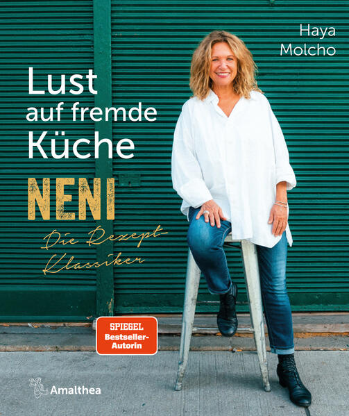 Der NENI-Klassiker für die nächste Generation Was als kleines Lokal am Wiener Naschmarkt begann, ist heute als international erfolgreiche Marke nicht mehr wegzudenken: NENI steht von Wien bis Paris, von Berlin bis Mallorca für genussvolle, moderne orientalische Küche, die meisterhaft traditionelle Rezepte mit innovativen Ideen kombiniert. Dass Klassiker wie Hummus, Falafel & Co. vor einigen Jahren noch als »fremde« Küche gelten konnten, ist dank Haya Molcho längst Geschichte: NENI verheißt unvergessliche Geschmackserlebnisse, Lebensfreude pur und macht neugierig auf das Entdecken von anderen Ländern, Menschen und deren Kochkultur - »Lust auf fremde Küche« ist dabei Programm. Die kreativen und einfachen Rezepte aus Haya Molchos Kochbuchklassiker begeistern nicht nur Restaurantbesucherinnen und -besucher von Generation zu Generation, sondern auch ihre eigene Familie. Kombiniert mit persönlichen Geschichten ist das Buch eine Hommage an gutes Essen, Hayas Leidenschaft fürs Kochen und vor allem ihre Familie, die seit Kurzem ein neues Mitglied zählt: Hayas erstes Enkelkind, dem dieses Buch gewidmet ist. HINWEIS: Falls Sie sich wundern, warum das Buch scheinbar verkehrt herum gebunden ist - das hat schon seine Richtigkeit. Es ist entsprechend dem Hebräischen VON RECHTS NACH LINKS zu lesen. Die OFFENE FADENHEFTUNG dient der praktischen Handhabung beim Kochen.