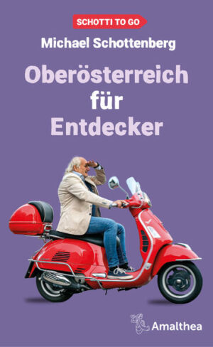 »Ich wollte ein Buch über ein Land schreiben, es wurde eines über Menschen.« Für Reisephilosoph Michael Schottenberg heißt es einmal mehr, Unbekanntes zu »erfahren«. Vom Inn bis zum Böhmerwald, vom Sengsengebirge bis ins Salzkammergut braust er auf seiner roten Vespa durch Oberösterreich und staunt über dessen Vielseitigkeit. Menschen vertrauen ihm ihre Lebensgeschichten an, die zur Biografie eines Landes werden: vom Pinsdorfer Tierpräparator Höller, in dessen Dachboden Thomas Bernhard einen Roman schrieb, über die Holzkünstlerin Annerose R., die mit ihrer Kettensäge Frauenfiguren schnitzt, oder die Titanic-Beauftragte Lisa Maria, die in ihrer Toilette ein Privatmuseum betreibt, bis hin zum Linzer Domeremiten, der sich als der Autor selbst entpuppt. Ein Buch voller Reiselust und Lebensweisheit: In »Schottis« Wunderwelt zu blicken, heißt ein Land und seine Bewohner:innen verstehen und lieben zu lernen.