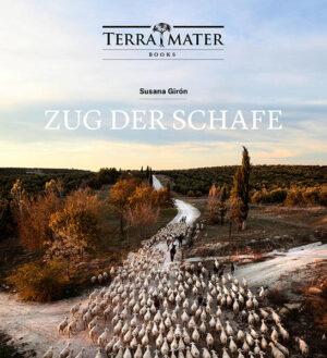 Zweimal im Jahr macht sich die Familie Alarcón auf den Weg und treibt ihre Schafe und Ziegen durch die mystischen Gebirgslandschaften der Sierras von Castril, Segura und Cazorla von einer Weide zur nächsten. Die spanische Fotografin Susana Girón dokumentiert diese »Transhumanz« über die Cañadas reales mit Empathie, Präzision und Leidenschaft. Eine einzigartige Reise, die die Faszination der Natur, die harte Arbeit und das enge Zusammenspiel von Mensch, Schaf, Pferd und Hund abbildet. Michael Stührenberg, Autor renommierter Magazine wie Terra Mater und GEO, begleitet sie auf dieses einzigartige Abenteuer quer durch Spanien.