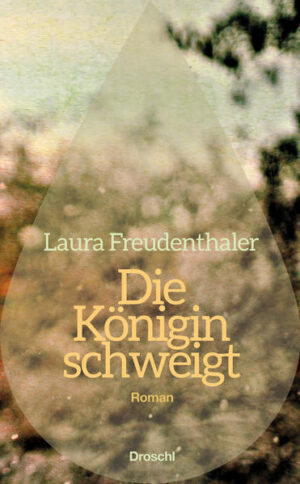 Fanny, die »Königin«, ist eine vom Schicksal immer wieder hart getroffene Frau, die ihren Lebensabend alleine verbringt und über alles Vergangene schweigt. Auch das Tagebuch auf ihrem Nachtkästchen, ein Geschenk ihrer Enkelin, lässt Fanny unberührt liegen, statt es Seite für Seite mit den Tragödien des Erlebten zu füllen. Doch in Tagträumen und schlaflosen Nächten kann sie sich der Erinnerungen nicht erwehren, und so zieht ihr ganzes Leben in aufwühlenden Bildern an ihr vorbei: Wir begleiten Fanny durch alle Lebensphasen, beginnend mit der Kindheit auf dem elterlichen Hof in den 1930er-Jahren bis nahe an ihren Tod. Verdichtet, klar und in ergreifenden Momentaufnahmen erzählen diese Erinnerungsfragmente, wie Fanny zu einer unnahbaren und stolzen Frau geworden ist. Es ist eine von großer Menschenkenntnis und hoher Sensibilität durchdrungene Figurenzeichnung, die das bemerkenswerte literarische Können einer jungen Autorin zeigt. Laura Freudenthaler beeindruckt mit einem feinsinnigen Gespür für Stimmungen und Emotionen. Ihre sorgsam ausgewählte Sprache und Erzählweise schafft eine verblüffende Verbindung aus Wahrnehmung, Erinnerung und Wieder-Erleben.