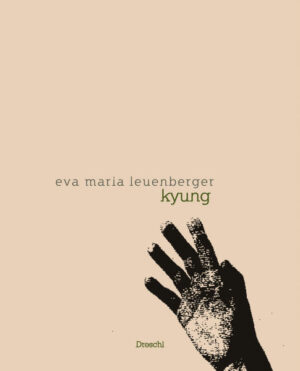 Eva Maria Leuenbergers zweites Buch ist eine unerschrockene Auseinandersetzung mit Identität, Herkunft und Sprache, Ent- und Verwurzelung, sexueller Gewalt und Angst. All das macht kyung zu einem hochpolitischen und hochaktuellen Werk. Ausgangspunkt für das Schreiben war die Lektüre von Theresa Hak Kyung Chas "Dictée". Leben und Œuvre der koreanischstämmigen, feministischen Avantgardekünstlerin (1951-1982), die in New York vergewaltigt und ermordet wurde, ließen Eva Maria Leuenberger nicht los. Das Ergebnis bewegt sich zwischen lyrischen, essayistischen und persönlichen Schreibbewegungen, die sich Cha, der Kunst, Literatur und dem (eigenen) Schreiben annähern. Wahrnehmungsintensive und körperliche Beschreibungen waren bereits in ihrem mit zahlreichen Preisen ausgezeichneten Debüt "dekarnation" wichtige Elemente. Auch jetzt flirrt die Sprache, sie flimmert, taucht in Leerstellen, sucht diese zu füllen oder den Leser und Leserinnen zu (er)öffnen. Eva Maria Leuenberger schafft Räume, die von Schmerz, Gewalt und zugleich lyrischer Schönheit bewohnt werden. kyung ist ein dichtes poetisches Kunststück, das sich Genrebezeichnungen - wie auch Chas Dictée - entzieht.