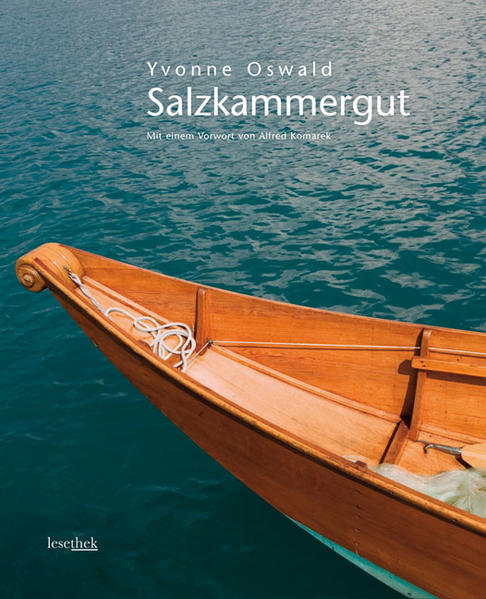 „Ein spannendes Wechselspiel zwischen Bewahrung und Veränderung, eine seltsam harmonische Vermischung von Gegensätzen.“, meint Alfred Komarek im Vorwort. Yvonne Oswald hält in ihren Bildern die Einzigartigkeit des Salzkammerguts fest: Eine Einladung zu einer faszinierenden Entdeckungsreise. Das Salzkammergut – eine von Seen und Bergen, Wäldern und Flüssen geprägte Landschaft, die über drei Bundesländer hinweg zu einer gemeinsamen Region verschmilzt. Ein Teil Österreichs, der sich durch reiche Geschichte und kulturelle Besonderheiten auszeichnet, und in dem Tradition liebevoll gepflegt und Individualität noch bewahrt wird. Mit rund 500 stimmungsvollen Fotos, ergänzt mit ausführlichen Textbeiträgen über die Geschichte und Kultur der Region, fängt die gebürtige Atterseerin Yvonne Oswald die Vielfalt des Salzkammerguts ein. Malerische Landschaftsaufnahmen und romantische Detailbilder spiegeln den einzigartigen Charakter jeder der zehn Regionen des Salzkammerguts wider. Kennern des Kulturraums bieten diese Aufnahmen wunderbare neue Varianten, wer die Region entdecken will, erlebt sie hier von ihren schönsten Seiten.