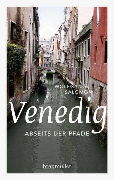 Abseits der ausgetretenen Touristenpfade entführt uns Wolfgang Salomon in die viel bereiste Lagunenstadt und zeigt uns die Stadt Venedig und ihre liebenswerten Kleinigkeiten, wie sie sonst in keinem Führer zu finden sind. In mehreren Rundgängen, bebildert mit zahlreichen Schwarz-Weiß-Fotografien führt er uns durch eine Stadt, wie sie selbst Venedig-Kennern neu und unbekannt ist. Wolfgang Salomon zeigt uns Venedig von einer neuen, stillen Seite. Er führt uns dorthin, wo die Gondeln Trauer trugen, wandelt auf der Klosterinsel San Lazzaro degli Armeni auf den Spuren Lord Byrons und besucht die "Rückseite" der Stadt der Paläste und Kanäle. Er spricht mit dem Hüter der jüdischen Totenstadt des Lido, wandert durch eine verlassene Geisterstadt am Rande der Lagune und bringt uns zu dem mystischen Petrus-Stuhl in der Basilika San Pietro. Seine Spaziergänge würzt er mit zahlreichen Kultur- und Lokaltipps sowie typischen Rezepten der Lagunenküche.