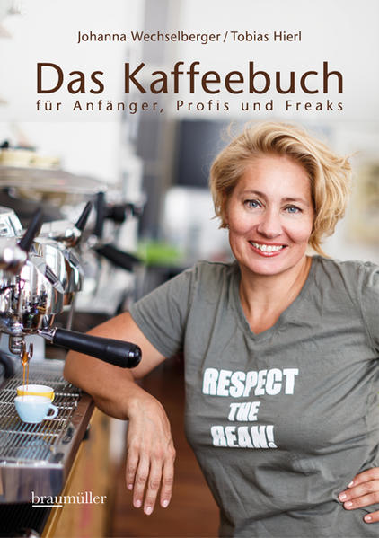 Das derzeit beste und vollständigste Kaffeebuch am Markt, empfohlen für die internationale Barista- Ausbildung, bereits in der 8. Auflage. Welcher Typ Kaffeemaschine passt zu wem? Wie bereite ich den perfekten Espresso zu? Und wo kommen eigentlich die Kaffeebohnen her? Die Kaffee- Profis Johanna Wechselberger und Tobias Hierl geben kompetente Antworten für Genussmenschen: Anfänger erfahren alles über den perfekten Espresso, köstlich feinporigen Milchschaum, Kaffeemaschinen und Zubereitungsarten, Kaffeeanbau, Verarbeitung, Handel, Zertifizierungen und köstliche Kaffeerezepte. Profis erweitern ihr Wissen, wie man mit der Abstimmung von Mahlgrad und Temperatur das Beste aus jeder Sorte herausholt, wie der Kaffee richtig getampt wird oder wie man mit "Latte Art" kleine Kunstwerke in der Tasse kreiert, und Freaks finden Anregungen und Ideen etwa zu eigenen Kaffeeröstungen, zu Filterkaffee nach dem "Gold Cup Standard", zu den Vorteilen bodenloser Siebträger.