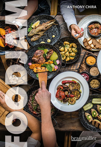 Das gemeinsame Essen gehört zur Basis so gut wie aller Kulturen. Was wenn man so ein Essen schon früher beginnen lassen würde, und zwar so, dass alle von Anfang an dabei sind? Anthony Chira nennt solche Abende Food Jam . Man überlegt sich ein Menü und die Rezepte - alles andere geschieht gemeinsam mit den Gästen: Das Einkaufen wird aufgeteilt, gekocht wird in der Gruppe - die Arbeit wird so zum Teil eines Festes, das den ganzen Abend lang dauert. Dieses interaktive Kochbuch lädt ein, sich Zeit zu nehmen, um gemeinsam mit der Familie oder Freunden und mit neuen Ideen zu kochen und anschließend diese Gerichte miteinander zu genießen. In rund 10 Food Jams (italienisch, afrikanisch, spanisch, österreichisch, orientalisch usw.) werden die genauen Abläufe inkl. detaillierter und auch pro Food Jam gebündelter Einkaufslisten beschrieben. Rund 300 Bilder unterstützen Sie beim Gestalten des Abends und geben zahlreiche Anregungen zum perfekten Gelingen.