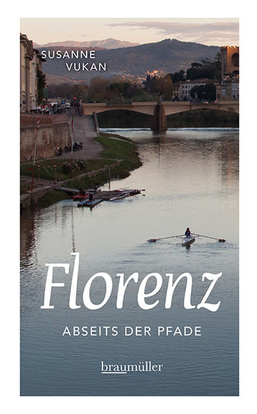 Susanne Vukan gibt Einblicke in das echte Florenz und macht die Metropolitanstadt mit allen Sinnen erlebbar: Man kann die italienischen Stimmen beim Lesen hören, die Atmosphäre in den Straßen fühlen, den Duft von Kaffee riechen und die Schokoladentörtchen beinahe schmecken. Es lohnt sich, von den oftmals überlaufenen Straßen abzubiegen und den Blick auf das Unbeachtete zu richten. So lernt man ein Florenz kennen, das anderen verborgen bleibt. Dieser Reiseführer ist die perfekte Kombination aus historischen Fakten und persönlichem Insiderwissen.