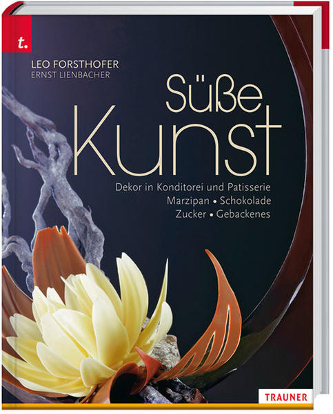 Die „Süße Kunst“ ist einzigartig! Warum? Weil noch nie alles in einem Buch zusammengefasst wurde. Mit Marzipan-, Schokoladen-, Zucker- und gebackenem Dekor zeigt die „Süße Kunst“ eine bis dato unübertroffene Bandbreite an klassischen und abstrakten Dekorvarianten.   Zahlreiche Fotos veranschaulichen Schritt für Schritt die Herstellung diverser Dekorelemente, sei es eine Masche aus Seidenzucker, eine Blüte aus Marzipan oder zarte Schwünge aus Schokolade. Und wo Fotos alleine nicht reichen, verhelfen Filme zu mehr Klarheit. Neugierig geworden? Hier geht’s zu einem der insgesamt 35 Videos.