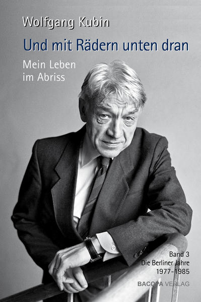 Der konservative und überzeugte evangelische Christ Wolfgang Kubin geht an eine Rote Universität. Nach West-Berlin, an die rote Freie Universität Berlin. Er wurde gewarnt. Dein Untergang ist vorbereitet. Doch selbst das damalige West-Deutschland wollte ihn zuvor keinesfalls. Er sei zu revolutionär! Als protestantischer Christ? Hoffentlich! Im katholischen Rheinland, seiner letzten Heimat nach dem müden Wien und dem erschlaffenden Berlin. Bonn und Wien: der tägliche Herzschmerz von: Was wollen wir in unserem Leidmut von Versagen und Schluchzen? Nur Weinen wie in Wien, der Hauptstadt des Antisemitismus?