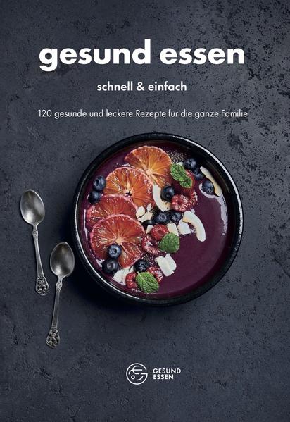 Gesünder und dazu auch noch lecker essen? Das ist keine Wissenschaft! Und es geht auch kostengünstig. Kochen Sie mit Gesund essen - spielend einfach und innerhalb von 30 Minuten. Mit den richtigen Kochbüchern geht das Kochen und Backen leicht von der Hand. Die drei Autoren, die im Schnitt einundzwanzig Jahre alt sind, denken sich gesunde Rezepte aus – und zeigen Ihnen, dass Sie auch mit geläufig erhältlichen Zutaten gesund essen können, und schmecken wird es wirklich jedem. Im Kochbuch finden Sie 120 Rezepte, die entsprechend dem Mahlzeitentyp in Kategorien unterteilt sind. Frühstücksrezepte, Suppen, Aufstriche und so weiter. Bei jedem Gericht finden Sie außer einer einfachen Zubereitungsanleitung auch Nährwertangaben sowie Tipps, wie das Gericht besonders gestaltet werden kann. Das Buch wird sowohl kompletten Anfängern Freude machen, die gerade erst mit dem Kochen beginnen und eine helfende Hand brauchen, als auch erfahrenen Köchinnen und Köchen, die nach originellen und gesunden Rezepten für die ganze Familie suchen. ● 120 Rezepte, unterteilt in 7 Kategorien ● Gesunde Gerichte aus Zutaten, die überall erhältlich sind ● Nährwertangaben zu jedem Rezept ● Schnelle und einfache Zubereitung ● Verständliche Zubereitungsanleitung