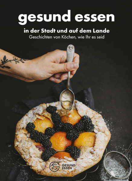 Nach den Bestsellern Gesund essen - schnell und einfach und Gesund essen mit Genuss haben wir ein weiteres Kochbuch für Sie vorbereitet: Gesund essen in der Stadt und auf dem Lande. Dieses haben wir gemeinsam mit Ihnen - unseren Fans und Lesern - zusammengestellt. Damit es zu Ihnen passt und Sie genau das darin finden, was Sie brauchen. Sie haben uns dabei geholfen zu überlegen, was das Kochbuch enthalten soll - lauter einfache und schnelle Rezepte, unter denen jedes Familienmitglied das Richtige für sich findet. Im Kochbuch finden Sie 120 Rezepte, die in 7 Kapitel unterteilt sind: ● Langsames Frühstück ● Schnelles für die Box ● In der Hauptrolle: Gemüse ● Fleisch im Fokus ● Süße Freuden ● Gemütliches Beisammensein mit Freunden ● Am Wochenende in der Küche Die einfache Zubereitung der Rezepte mit leicht verständlichen Arbeitsschritten wird von all denjenigen geschätzt, die nicht unnötig viel Zeit in der Küche verbringen möchten. Bei jedem Gericht sind Zeitaufwand sowie Nährwertangaben aufgeführt, und zudem enthält das Kochbuch eine Liste mit Alternativzutaten - wenn Sie eine bestimmte Zutat nicht im Haus haben, können Sie sie einfach ersetzen. Kochen Sie mit uns zusammen einfach, schnell und gesund!