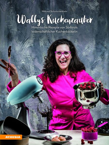 Ein neues, wunderschön gestaltetes Backbuch der leidenschaftlichen und humorvollen Kuchenbäckerin Wally. Nach ihrem Erfolg mit „Back dich glücklich“ ist ihr neues Buch wieder voll von unkomplizierten und fantasievoll in Szene gesetzten Rezepten, die für Glücksgefühle beim Blättern, Backen und Genießen sorgen. Und ganz nebenbei erzählt Wally lustige Episoden ihrer unbeschwerten Südtiroler Kindheit. Ein Backbuchschatz zum Schmökern, Backen und Genießen. - Eigene Kreationen der leidenschaftlichen Kuchenbäckerin - Raffinierte Rezepte einfach umsetzbar - Glutenfreie Varianten für Gesundheitsbewusste - Mit vielen großartigen Fotos und tollen Deko-Ideen