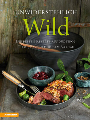 Klassische, innovative und Spezialitätenrezepte für Wild aus den Alpenregionen Südtirol, Tirol, Bayern und dem Kanton Aargau verführen zum Wildkochen und -essen. Die vier Landesvereine führen in die Welt der Jagd in den Alpengebieten ein und präsentieren jeweils zehn ihrer besten Wildrezepte. Einleitend zu jedem Kapitel porträtieren spannende Texte und stimmungsvolle Fotografien die vier Jagdgebiete. Dabei werden geläufige Gemeinsamkeiten aber auch interessante Unterschiede der Jagd in den vier Regionen geschildert. Wo darf man Murmeltiere schießen? In welchem Land sind Rebhühner eine Delikatesse? Rehhacktäschli aus der Schweiz, Gamslasagnette aus Südtirol, Murmeltierbraten in Rotweinmarinade aus Nordtirol oder Wildschweinkeule aus Bayern sind nur Beispiele der großartigen, sorgfältig ausgewählten und abgestimmten Gerichte mit frischen und unbedenklichen Fleischwaren. Ob Hirsch, Wildschwein, Gams oder Ente - dieses Kochbuch bietet für jeden Anlass ein passendes Wildrezept, jeweils mit exklusiven und atmosphärischen Bildern. Die besonderen und abwechslungsreichen Wildrezepte erhalten konkrete Angaben zum Nachkochen für Jedermann. Mit Beilagenlisten und Informationen über Bezugsquellen des Fleisches. Ein Muss für Liebhaber der Wild-Küche!