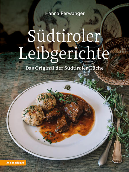 Die Südtiroler Leibgerichte - das besondere Kochbuch aus Großmutters Küche. Die bekannte und beliebte Sammlung Südtiroler Köstlichkeiten von Hanna Perwanger, die erstmals 1967 erschien und bis heute unzählige Male über den Ladentisch wanderte, erhält nach über 50 Jahren ein neues und erweitertes Outfit mit stimmungsvoller Fotografie. Schon mehrmals wurde die Originalausgabe neu verlegt und das ursprüngliche Kontingent an Gerichten um Rezepte der „Küche Perwanger“, die am Zirmerhof in Radein weiterhin gepflegt wird, ergänzt. Der absolute Klassiker der Südtiroler Kochbücher bietet für jeden Geschmack die beliebtesten Spezialitäten des Landes wie Knödel, Nocken, Nudeln und Plenten. Die Rezepte enthalten detaillierte Angaben zum Nachkochen. Hanna Perwanger in der ersten Ausgabe über die Besonderheit der Küche in Südtirol: „Vom Süden kam das Leichte, Natürliche der italienischen Küche, das Bodenständige der Tiroler Speisen bildet die Grundlage, und etwas Wiener Einschlag, besonders bei den Mehlspeisen, ist noch das Tüpfelchen auf dem i.“ Den Genuss dieser bewährten Kost sollte sich keiner entgehen lassen.