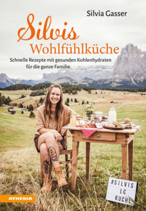 Nach dem großen Erfolg des ersten Buches über Silvis Low Carb-Kuchl nun die perfekte Ergänzung mit gesunden Kohlenhydraten für die ganze Familie. Wer sich am Abend Low Carb ernährt, benötigt morgens und mittags gute Kohlenhydrate, um fit zu bleiben. Die rund 70 Rezepte im zweiten Buch der Influencerin Silvia Gasser teilen sich auf die Bereiche Frühstück, Hauptgerichte, Snacks und Grundgerichte auf. Haferflocken Pancakes, Kichererbsenherzen, Quinoataler oder Hirsebällchen mit Gemüsecurry sind nur einige von Silvis gesunden und schmackhaften Kreationen. Die verführerischen Gerichte mit Gemüse, Vollkorn, Milchprodukten und Hülsenfrüchten eignen sich perfekt für Kinder und schmecken natürlich auch abends hervorragend. Dieses Buch ist allen zu empfehlen, die einen gesunden und positiven Lebensstil führen wollen. Zusätzlich enthält es Tipps für Nachhaltigkeit und Übungen zur Selbstliebe.