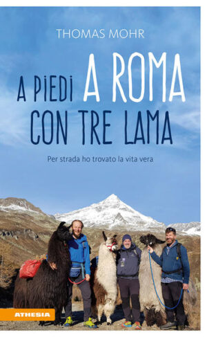 Scoprire il senso della vita lungo il cammino: Tre uomini partono dall’Alto Adige in compagnia di tre lama per andare in pellegrinaggio attraverso le Alpi. Vogliono raggiungere Roma per incontrare il Papa. Per l’autore Thomas Mohr sarà un viaggio alla ricerca del senso della vita... una storia commovente sulla fede, sull’amicizia e sulla consapevolezza che arrendersi non è un’opzione. Tre uomini e tre lama in un lungo pellegrinaggio di 1.070 chilometri a piedi per incontrare il Papa: decisamente un’idea folle! E lo pensano anche loro stessi, soprattutto Thomas Mohr che dopo essersi ammalato di cancro non è neppure in buone condizioni fisiche. I tre amici non sono i classici pellegrini. Ma più strada percorrono, più il viaggio diventa spirituale e influisce profondamente su di loro, soprattutto su Thomas Mohr. Lungo il cammino inizia a rasserenarsi, a sentire nascere dentro di sé una forza nuova. Molte delle sue occupazioni della vita quotidiana iniziano improvvisamente a perdere di significato e Thomas sente sempre più forte il bisogno di trovare il senso della vita. Il cammino non è facile ma i nostri tre procedono nonostante tutte le avversità. Attraversano montagne coperte di una fitta coltre di neve e arrivano a percorrere ben 48 chilometri in una sola giornata. A volte trovano un alloggio solo a tarda sera. Ma lungo la strada, i tre amici e i loro lama incontrano molte persone gentili e generose, tante porte aperte e numerose offerte di cibo e bevande. E alla fine giungono a Roma, in piazza San Pietro, dove li attende l’incontro con Papa Francesco a cui regalano una papalina di lana d’alpaca… “Quando con i nostri lama ci siamo ritrovati in piazza San Pietro ci siamo stretti forte la mano come amici che ce l’hanno fatta sotto tanti aspetti. In quel momento ci ha pervaso la consapevolezza di ciò che realmente ci ha regalato il cammino. Papa Francesco ci ha chiesto di pregare per lui. E credo di aver capito cosa intendesse dirci: ‘Prendetevi cura dei vostri simili, prendetevi cura l’uno dell’altro!’”.