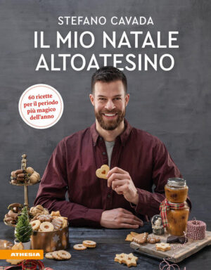 Il Natale e l’Alto Adige, la terra d’origine di Stefano Cavada, sono i protagonisti del suo nuovo racconto culinario Il mio Natale altoatesino. In questo libro le ricette e i relativi capitoli accompagnano il lettore in un percorso alla scoperta della grande tradizione gastronomica dell’Alto Adige attraverso le stagioni: dall’autunno con il periodo del Törggelen passando all’inverno fino ad arrivare al Natale. Le 60 ricette sono divise in sei capitoli: ricette d’autunno, comfort food, biscotti di Natale, pane delle feste, il menu di Natale e regali sfiziosi. E così dopo il successo del libro La mia cucina altoatesina i lettori trovano nel secondo libro di Stefano Cavada tante nuove ricette della tradizione altoatesina - in ogni caso si tratta di ricette alla portata di tutti. Alcune sono inedite, altre sono interpretate “alla maniera di Stefano”. Non mancano le ricette di famiglia, tramandate da molti anni su semplici foglietti di carta. Per questo Il mio Natale altoatesino rappresenta una narrazione molto personale che offre l’occasione di immergersi in alcuni racconti e momenti della storia della famiglia dell’autore. I capitoli sono introdotti da piccoli ricordi o aneddoti che vanno a completare il racconto di Stefano. In questo libro di ricette il lettore trova anche una guida all'acquisto di prodotti di qualità per la dispensa, preziosi consigli e trucchi per eseguire al meglio le ricette e l'indicazione degli utensili necessari per realizzarle.