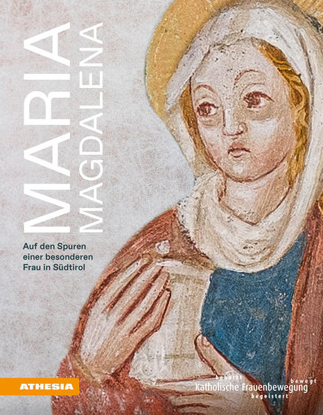 Um die heilige Maria Magdalena, Jünger Jesu und Verkünderin, ranken sich viele Legenden. Die Katholische Frauenbewegung Südtirol, Initiatorin dieses Buches, hat es sich zur Aufgabe gemacht, das Bild dieser oft missverstandenen und mit Vorurteilen behafteten biblischen Frau zurechtzurücken. Frauen sollen dadurch in der Kirche als Verkünderinnen des Wortes Gottes gestärkt und Wege weiblicher Spiritualität aufgezeigt werden. Sie hat dafür drei Autorinnen und einen Autor in Südtirol auf eine Spurensuche der besonderen Art geschickt, um aus unterschiedlichen Blickwinkeln die „biblische“ Maria Magdalena zu beleuchten: Maria Theresia Ploner, Professorin an der Philosophisch-Theologischen Hochschule Brixen, geht den Spuren Maria Magdalenas in der Bibel und in der spannungsreichen Wirkungsgeschichte nach. Der Kunsthistoriker Peter Schwienbacher und die Kunsthistorikerin Kathrin Zitturi stellen 20 Kirchen vor, die der Maria Magdalena geweiht sind, und erklären ihre Darstellung in der sakralen Kunst im Laufe der Jahrhunderte. Roswitha Dander, heimatliebend und wandererfahren, sorgt mit ihren Wandertipps rund um die vorgestellten Kirchen, dass auch der Körper und die Seele nicht zu kurz kommen.