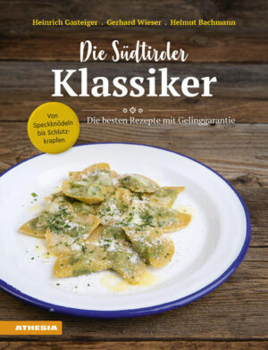 Südtirol-Kenner wissen um die kulinarischen Genüsse dieses Landes bestens Bescheid, mit diesem handlichen Kochbuch können sie die bekanntesten Gerichte wie Knödel, Spatzlen, Polenta, Schlutzkrapfen, Nocken oder Gröstel auch zu Hause nachkochen. Wissenswertes über die traditionelle Küche und jedes Rezept mit stilvoller Food-Fotografie und Schritt-für-Schritt-Anleitung zum perfekten Gelingen. Auch für Kochanfänger geeignet - das „So kocht Südtirol“-Team zeigt, dass Südtiroler Klassiker nicht nur köstlich, sondern auch einfach zuzubereiten sind. Wertvolle Tipps zu den Produkten, Gartemperaturen, Beilagen und Gewürzen ergänzen jedes Rezept. Von Kalten Vorspeisen über Suppen, Warme Vorspeisen, Hauptspeisen und Süßspeisen - Hier schlägt jedes Genießer-Herz höher.