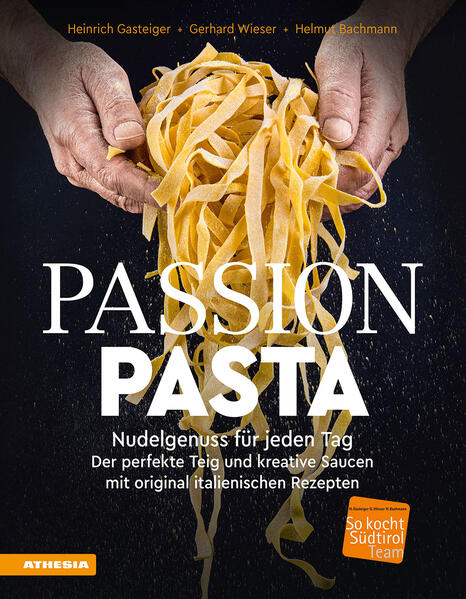 Nichts steht für die italienische Küche wie Pasta - und nichts ist so vielfältig. Pasta, Teigwaren also, gibt es in allen Formen und Farben, gefüllt und „leer“, mit Gemüse-, Fleisch-, und Fischsaucen, als Trockenware oder frisch zubereitet. Eintönig oder gar langweilig wird es also nie! Das neue Kochbuch des legendären So kocht Südtirol-Teams führt Kochanfänger und Fortgeschrittene in die Welt der Nudeln ein. Pasta-Anfänger kommen ebenso auf ihre Kosten wie all jene, die sie lieben und auf der Suche nach neuen Gerichten sind. Und schließlich finden auch Pastakönner, die auf selbstgemachte Nudeln setzen, Rezepte und Tipps mit Gelinggarantie. Schritt-für-Schritt-Fotos helfen beim Zubereiten von Tortellini, Ravioli, Cannelloni und Co. In diesem Buch ist alles für den perfekten Nudelgenuss zu finden: von den Grundrezepten für Nudelteige über solche für Pastaklassiker bis hin zu neuen, kreativen Nudelsaucen - eingeteilt in die Kapitel Gemüse und Pilze, Fisch und Meeresfrüchte, Fleisch und Geflügel und Grundsaucen. Alle, die Pasta neu entdecken wollen, erhalten gelingsichere Rezepte für jeden Tag und erfahren, welche Nudelsorten mit welchen Saucen kombiniert werden können.