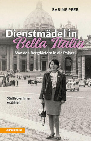 Autorin Sabine Peer hat sich nach ihrem Erfolgsbuch „Dienstmädel in Bella Italia. Südtirolerinnen erzählen“ erneut auf die Suche nach Schicksalsgenossinnen gemacht und entspricht mit dem Folgeband „Dienstmädel in Bella Italia. Von den Bergdörfern in die Palazzi“ dem Wunsch der vielen Leser und Leserinnen, die sich aufmachten, um der Perspektivlosigkeit in ihrer Heimat zu entfliehen, werden von Sabine Peer im bewährten Stil zu lebendigen Lesestücken verfasst. Die daraus resultierenden, auf wahren Begebenheiten beruhenden Erzählungen gewähren Einblick in gleichermaßen spannende wie ergreifende Biografien, die das Leben inszenierte. In einfühlsamer, sensibler Weise schreibt die Autorin vom Aufeinanderprallen zweier Welten. Die Lebensrealität der einfachen, unbedarften Bauernmädchen in der damals armen Bergregion Südtirol war zu verschieden von Italien mit seiner anderen Kultur und fremden Sprache. Im Folgeband dürfen wir einen Blick hinter die Klostermauern der Nonnen in Mailand werfen, die ihrerseits Hausmädchen aus Südtirol beschäftigten, wir lesen vom Kindermädchen des RAI-Chefredakteurs in Rom und wir erfahren vom bewegenden Schicksal der jungen Rosa, die der großen Liebe vertraute und bitter enttäuscht worden ist. Sabine Peer erzählt im neuen Band einmal mehr kurzweilig und fesselnd von Ausbeutung, von Müßiggang, von irritierenden Abenteuern, von aufregenden Reisen und vom Finden des persönlichen Lebensglücks.