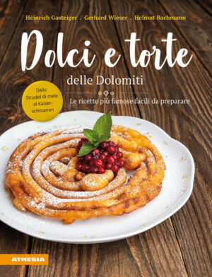 Le migliori ricette della pasticceria delle Dolomiti. Ce n’è per tutte le occasioni e per tutti i gusti: potete scegliere tra 37 dolci ricette, dal tradizionale strudel di mele alla gustosa torta alle prugne, e scoprire così la varietà alpinomediterranea della pasticceria delle Dolomiti. I dolci preferiti di sempre, come i Buchteln, la torta di grano saraceno e i krapfen, incontrano i vecchi classici regionali, come il latte di neve della Val Venosta, il Kniekiechl e lo Strauben. Dalla loro ampia collezione di ricette gli chef di successo e autori di best seller del team “So kocht Südtirol” hanno selezionato le ricette più classiche. Sono ricette provate più volte e semplici da realizzare, con istruzioni passo per passo e suggerimenti per una perfetta riuscita. Il profumo delle dolci Dolomiti a casa vostra!