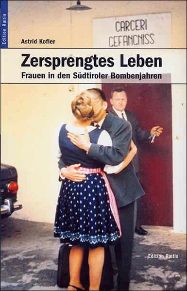 Im Sommer 1961 brach für viele Südtiroler Familien eine Welt zusammen - die Männer verfolgt wegen des gewaltsamen Aufstandes gegen die italienische Nationalisierungspolitik und in den Gefängnissen der Folter ausgesetzt, die Frauen daheim, oft rat- und mittellos. Manche erlebten die Verhaftung des Sohnes, Mannes und Vaters wie das Einbrechen eines Albtraumes in eine Idylle, andere waren verschwiegene Mitwisserinnen, manche sogar Mittäterinnen. Erstmals beleuchtet ein Buch die "andere Hälfte" des Südtiroler Aufstandes - die Tat der Frauen. Es erzählt die Geschichte der Frauen, die den Verhörlampen eines hart zuschlagenden Polizeiapparates standhielten, inhaftiert wurden ob eigener Tat oder aus Sippenhaft, und es erzählt, wie Frauen mit einer Geschichte fertig wurden, die weitgehend von Männern geschrieben war: mit den Verhaftungen, den Misshandlungen, der Flucht, dem Tod oder der Gefängnisstrafe, den Fragen und der Erziehung der Kinder, den Schulden, dem Unverständnis der Bevölkerung, der ablehnenden Haltung der Politik, dem Alltag und dem Familienfest mit abwesendem Vater. In einem auf zahlreiche Gespräche gestützten Essay und in 15 Interviews mit Ehefrauen und Töchtern kommen Wehmut und Groll ob des harten Lebens ebenso wie Bewunderung und Stolz für die Taten der Männer zur Sprache. Erstmals bekennen sich Frauen zur eigenen Täterschaft, beim Sprengstoffschmuggel als ablenkende Schönheit, als Mitdenkerin unter gemeinsamem Decknamen, beim Sprengen selbst. Damit werden auch Attentate geklärt, deren Urheber(innen) bislang noch unerforscht waren. Das Buch enthält zahlreiche unveröffentlichte Bilddokumente sowie Porträtfotos von Jakob Pfaundler.