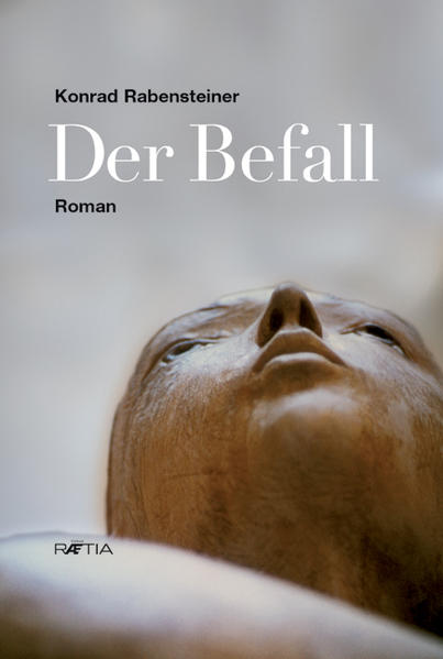 „Der Befall“ ist zum einen die detaillierte Lebensgeschichte Daniel Steinknechts, der an den Zwängen der katholischen Berufswelt scheitert und zunehmend psychisch erkrankt, zum anderen ein Stück Südtiroler Geschichte des 20. Jahrhunderts. In einem Eisacktaler Bergdorf geboren, besucht Daniel ein katholisches Knabeninternat und studiert Theologie in Trient. In verschiedenen Pfarreien eingesetzt wird er zusehends zermürbt, fühlt sich wie sein Namenspatron verfolgt und wird schließlich als Kaplan in ein Altersheim abgeschoben. Konrad Rabensteiner spricht ungeschönt von dessen Schicksal, von der Befangenheit seiner Familie und zeichnet damit das Portrait einer ganzen Generation.