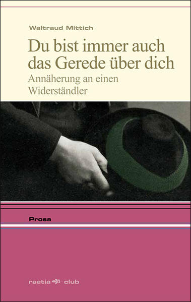 "Das Vorhaben war, eine Saga redend und flüsternd als Gerede herbeizuschreiben. Deshalb ist das Gerede als Wort zu rehabilitieren, ihm der Firnis bloßer Rederei abzukratzen, das Gerede als Geschwätz sei vom reinen Gerede zu trennen und das Wortgerüst bloßzulegen. Jemanden oder etwas wieder ins Gerede bringen, bedeute also, die Sache nicht zu vergessen oder den Menschen oder die Erinnerungen wach zu halten. Mit Geflüster und Geraune, das sei erlaubt.“ Erzählt wird auf diese Weise die Lebensgeschichte des Widerständlers Hans Egarter: kaisertreu, habsburgertreu, gottesfürchtig, Chef des Andreas-Hofer-Bundes, „Dolomiten“-Redakteur, Partisan, Geheimdienstler, harter Abrechner mit den Nazi-Kollaborateuren, SVP-Gründungsmitglied und dabei immer Einzelgänger, über den so einiges gemunkelt wurde. Die Erzählerin bewegt sich zwischen Fiktion und Dokumentation, tastet sich heran an diesen Mann und an seine totgeschwiegene Bedeutung für Südtirol, das ihn vergessen wollte und vergessen hat.