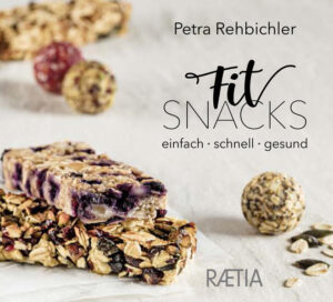 Petra Rehbichler veröffentlicht in ihrem Buch „FitSnacks“ über 40 Rezepte für Müsliriegel, Energiekugeln, Müslimischungen, Cracker und vieles mehr. Ob herzhaft oder süß: Ihre Snacks sorgen für wahre Energieschübe, sind rasch zubereitet und schmecken auch ohne Zucker. Die Zutaten kann man nach ihrer Qualität selbst auswählen und eine Menge Verpackungsmüll vermeiden. So nascht man mit gutem Gewissen und ist fit für den Alltag. „Man ist, was man isst.“ Davon ist Petra Rehbichler überzeugt. Und darum möchte sie keine süßen, überteuerten Müsliriegel aus dem Supermarkt, sondern stellt sich ihre Snacks selbst zusammen: aus den Zutaten, die sie am liebsten mag, mit Alternativen zu herkömmlichem Zucker, wie Datteln, Honig und Stevia. Vor einigen Jahren hat Rehbichler ihre Ernährung komplett umgestellt und gesunde Alternativen zu verschiedenen Lebensmitteln gefunden. Aus Trockenobst, Haferflocken, Mandeln, verschiedenen Körnern und Samen zaubert sie Proteinriegel, die viel Energie liefern - und die braucht jeder, ob beim Sport, in der Arbeit oder in der Schule. Als Lehrerin hat die junge Lehrerin häufig beobachtet, dass Kinder ungesunde Jausen zu sich nehmen. Sie setzt sich deshalb mit ihren Schüler*innen eingehend mit dem Thema auseinander, kocht mit ihnen und vermittelt ein Verständnis für ausgewogene Ernährung. Im Laufe der Jahre sammelte sie so sowohl im Beruf als auch privat viel Wissen und zahlreiche Rezepte zu No-bake-Riegel, Craker, Superfood und Fruchtriegel. Im Buch „FitSnacks“ versammelt die Autorin ihr Know-how rund um gesunde Jause und Snacks. Es ist auch für Einsteiger bestens geeignet: Petra Rehbichler gibt praktische Tipps, wie der perfekte Müsliriegel und die idealen Energiekugeln gelingen. Sie beschreibt die Vorzüge der wichtigsten Zutaten und beantwortet die häufigsten Fragen, die sich rund um Powersnacks ergeben. Außerdem ist jedes Rezept ist mit einer Nährwerttabelle versehen.