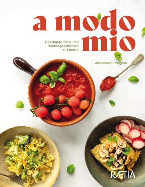 „A modo mio“ - Alessandra Dorigato präsentiert italienische Küche „auf ihre Art“. Das Kochbuch, erschienen bei Edition Raetia, versammelt ihre Lieblingsrezepte, ohne Schnickschnack, original italienisch, meist vegetarisch und genau richtig für den Alltag. Es ist mit vielen Tipps von Alessandras Mamma Maria und ihrer Nonna Nina garniert. Die erfolgreiche Foodbloggerin Alessandra Dorigato präsentiert neue Rezepte am laufenden Band: Neben ihrer wöchentlichen Food-Kolumne für derstandard.at kocht sie jeden Monat in der Sendung „Studio 2“ im ORF 2. Auf ihrem Foodblog a-modo-mio.at präsentiert sie authentische Küche aus den verschiedenen Regionen Italiens und zauberhafte Küchengeschichten zu den einzelnen Gerichten oder Zutaten. Wie man merkt, geht es bei Alessandra um weit mehr als nur das Kochen. Der Geschmack von süßem Feigenbrot, das beruhigende Blubbern des Tomatensugos, der Duft eines geschmorten Pollo arrosto, der durchs Haus zieht: Das alles sind Kindheitserinnerungen der in Wien lebenden Italienerin. Sie erinnert sich noch genau an die Geschichten, die bei jedem Essen erzählt wurden. Alessandras Lehrmeisterinnen waren Nonna Nina und Mamma Maria. Die zwei Frauen wussten, dass das Kochen manchmal nebenbei gehen muss. Beim Risotto hilft dann der Trick von Mamma Maria: Nicht rühren! Denn rührt man einmal im Risotto, muss man ihn bis zum Ende rühren, sonst klebt er auf dem Boden des Topfes an. Dieser Nicht-Rühr-Tipp gilt übrigens auch für den klassischen italienischen Tomatensugo. Nonna Ninas legendäre Kartoffellasagne entstand ebenfalls aus ihrem praktischen Denken heraus: Wozu lange Nudelteig machen, wenn im Garten wunderbare Kartoffeln wuchsen? Das Gericht schmeckte jedes Mal anders - mal fand sich Prosciutto zwischen den Kartoffel-Käse-Schichten, mal waren es Melanzani, Zucchini oder selbst gesammelte Pilze. Je nach Laune wurden das Gemüse und die Pilze zuvor gebraten, im Ofen gebacken oder paniert. In ihrem Kochbuch vereint Alessandra Dorigato nun ihre Lieblings-Familienrezepte - eine köstliche Lasagne, ein traumhafter Apfelkuchen oder ein süßer Eierlikör - mit traditionellen italienischen Ge-richten, ihren eigenen Kreationen und Familiengeschichten. Denn in Nonna Ninas und Mamma Ma-rias Küche wurde nicht nur ständig in Töpfen gerührt, Gemüse geputzt und Kräuter gerebelt, sondern auch Geschichten erzählt und gelacht - das sind wohl die magischen Zutaten, die die einfachsten Speisen in etwas Besonderes verwandeln.