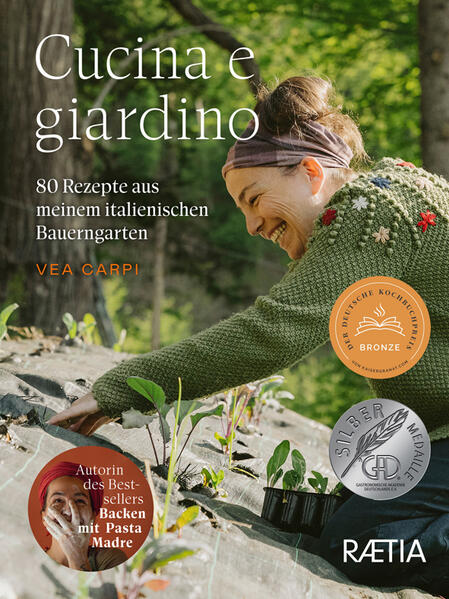 Vom Garten auf den Tisch Vea ist Bergbäuerin, Köchin und Gärtnerin. Auf ihrem Hof Mas del Saro im Trentino bekocht sie ihre Gäste am liebsten mit frischen, saisonalen Zutaten aus ihrem Garten. In der warmen Jahreszeit sind es einmal Basilikum-Pancakes, dann ein Erdbeer-Ricotta-Tiramisu. Im Winter greift Vea auf ihre Vorratskammer zurück, dort warten eingekochte, fermentierte Köstlichkeiten wie Schwarzkohl-Kimchi und Zucchinipesto. • 80 meist vegetarische, kreative Rezepte mit Zutaten direkt aus dem Garten • einfache Selbstversorgerküche aus den italienischen Alpen • leichte Rezepte für Einsteiger:innen