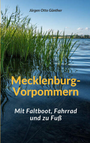 Jürgen Otto Günther erkundet Mecklenburg-Vorpommern auf seine ganz eigene Weise: im Faltboot, mit dem Fahrrad und zu Fuß. Drei Etappen. 27 Reisetage. 898 Kilometer. Ausgerüstet mit kaum mehr als Kocher und Schlafsack paddelt er in der blaugrünen Wasserlandschaft der Mecklenburgischen Kleinseenplatte, er radelt durch einsame Wälder und verschlafene Dörfer und nimmt uns mit an Biwakstellen und Campingplätze. In Schwerin, Wismar und Stralsund hinterlässt er seine Fußabdrücke ebenso, wie im Sand der endlos erscheinenden Ostseestrände. Tag für Tag berichtet er von seinen Erlebnissen. Wie er die Einsamkeit in der Natur gesucht hat, oft aber auf das Gegenteil gestoßen ist. Und er erzählt von den Orten, die er durchfahren hat, von den Bauwerken und den Menschen dort. Am Ende seiner Reise erkennt er, was ihm widerfahren ist: „Ich habe die Natur berührt, mit meinen Händen, mit meinen Füßen und mit meiner Seele.“ Ein sehr persönlicher und manchmal nachdenklicher Reisebericht, der Entschleunigung lesbar macht.