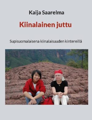 Kirjani koostuu matkablogistani. Kirjoitin sen vuonna 2006. Matkailimme silloin mieheni kanssa kolme kuukautta ummikkoina merkkien valtakunnassa, Kiinassa. Pyrimme kohtaamaan ennakkoluulottomasti kiinalaisia, jotka osuivat retkiemme varrelle. Tukikohtamme oli Yunnanin maakunnan maailmanperintökohde Lijiangin kaupunki. Omatoimimatkailu on täynnä sattumuksia, vastahankaakin, mutta etupäässä riemullisia kokemuksia. Kiinalainen tervehtii sanomalla "Ni hao!" Se tarkoittaa Sinä hyvä. Se on positiivinen tervehdys ja kutsuu vuoropuheluun.