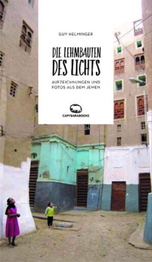 Der Jemen stirbt. Seit Jahren zerstört Krieg dieses Land und die schönste Stadt, die der Autor Guy Helminger je in seinem Leben gesehen hat: Sanaa. 2009 war Helminger author in residence in der jemenitischen Hauptstadt, besuchte das Umland, die Stadt Aden im Süden und flog in den Hadramaut, um sich Shibam, das „Chicago der Wüste“ anzusehen, die legendäre Stadt aus achtstöckigen Lehmhochhäusern. Und wie immer auf seinen Reisen machte er sich Notizen, zeichnete Gespräche auf, beschrieb die Stimmung im Land, die politischen Begebenheiten, nahm an einer Trauerzeremonie teil, kaute Qat, jene Droge, die ab nachmittags das ganze Land zum Erliegen bringt, traf Autoren und bewahrte so in Text und Bild, was mittlerweile so gut wie inexistent ist. Die schiitischen Rebellen hatten bereits Teile des Nordens besetzt, Al Qaida hatte schon ihr Lager aufgeschlagen, aber niemand ahnte die Katastrophe, die folgen würde.