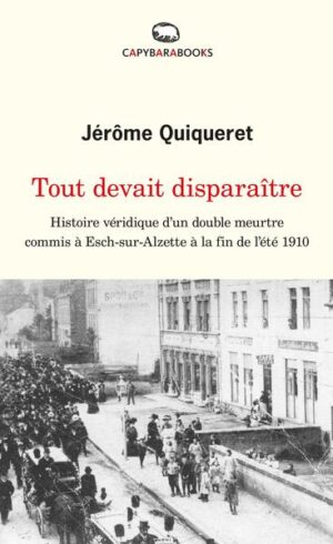 Le 14 septembre 1910, au petit matin, deux quinquagénaires de la ville industrielle d’Esch-sur-Alzette, Françoise et Henri Kayser-Paulus, sont retrouvés assassinés dans leur chambre. Leur rustique mais spacieuse maison est située à l’orée du quartier ouvrier de la Grenz, dans lequel accourent depuis le début de l’année des milliers d’ouvriers étrangers, attirés par le chantier de construction d’une nouvelle installation sidérurgique à l’ouest de la ville. C’est dans ce quartier populaire, parmi les nouveaux venus au passé insondable et les membres de vieilles familles eschoises qui en structurent encore la vie sociale, que les enquêteurs espèrent dénicher l’auteur de ce crime devenu événement. Du profil du tueur dépendent l’idée que le citoyen doit se faire du progrès technique, l’avantage que peuvent espérer tirer les différents clans politiques de son acte ou encore la réputation d’une ville plus que jamais associée aux idées révolutionnaires. À condition de le retrouver. « Usant d[’une] vision kaléidoscopique, le récit de Jérôme Quiqueret fait la preuve que comprendre ce mystérieux meurtre d’un couple de commerçants, au-delà des aveux de l’auteur du meurtre, nécessite un examen de toutes les dimensions de cette communauté, présentes et passées, en somme de son histoire et de sa mémoire. » Philippe Artières