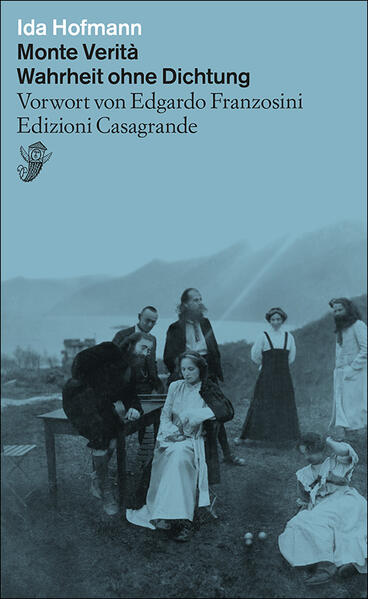 Auf einem Hügel oberhalb von Ascona am Lago Maggiore siedelt sich im Jahr 1900 eine «Cooperative» aus jungen Künstlerinnen und Künstlern, Idealisten, Denkerinnen und Anarchisten an. Sie alle sind jung, wollen mit sozialen Konventionen und kapitalistischen Zwängen brechen und neue, «natürlichere und gesündere» Lebensformen ausprobieren. Den Ort taufen sie Monte Verità: Berg der Wahrheit. Sechs Jahre später erzählt das Gründungsmitglied Ida Hofmann «ohne Dichtung», aber mit spitzer Zunge von den Anfangsjahren des Experiments. In ihrem unmittelbaren Bericht gewährt sie tiefe Einblicke und überrascht dabei nicht zuletzt durch Themen wie Ökologie und Frauenrechte, die unsere Gesellschaft bis in die heutige Zeit bewegen.